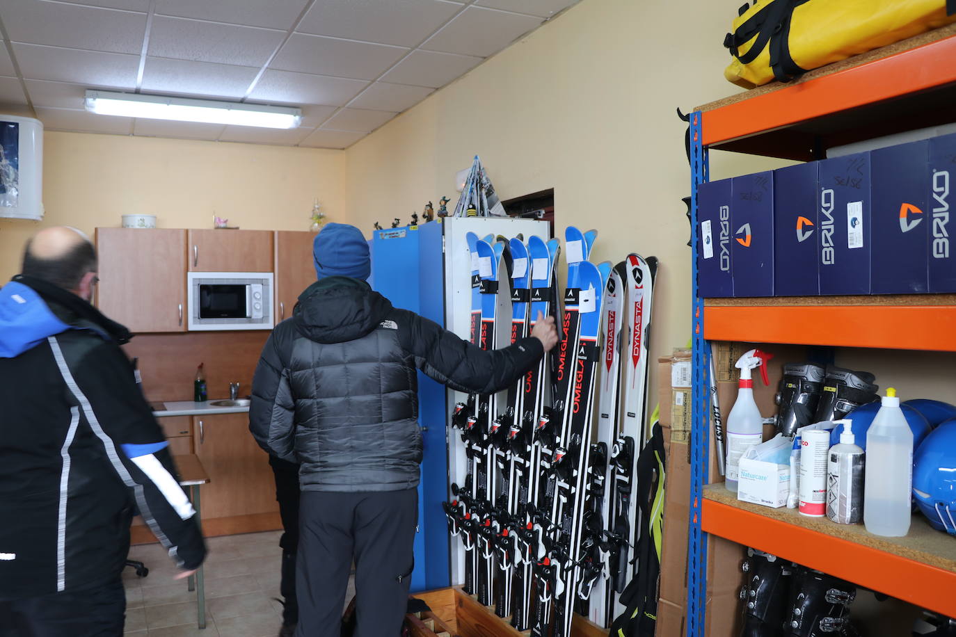 Con la caída de las primeras nevadas ya empiezan los preparativos para una nueva temporada de nieve en la estación de San Isidro