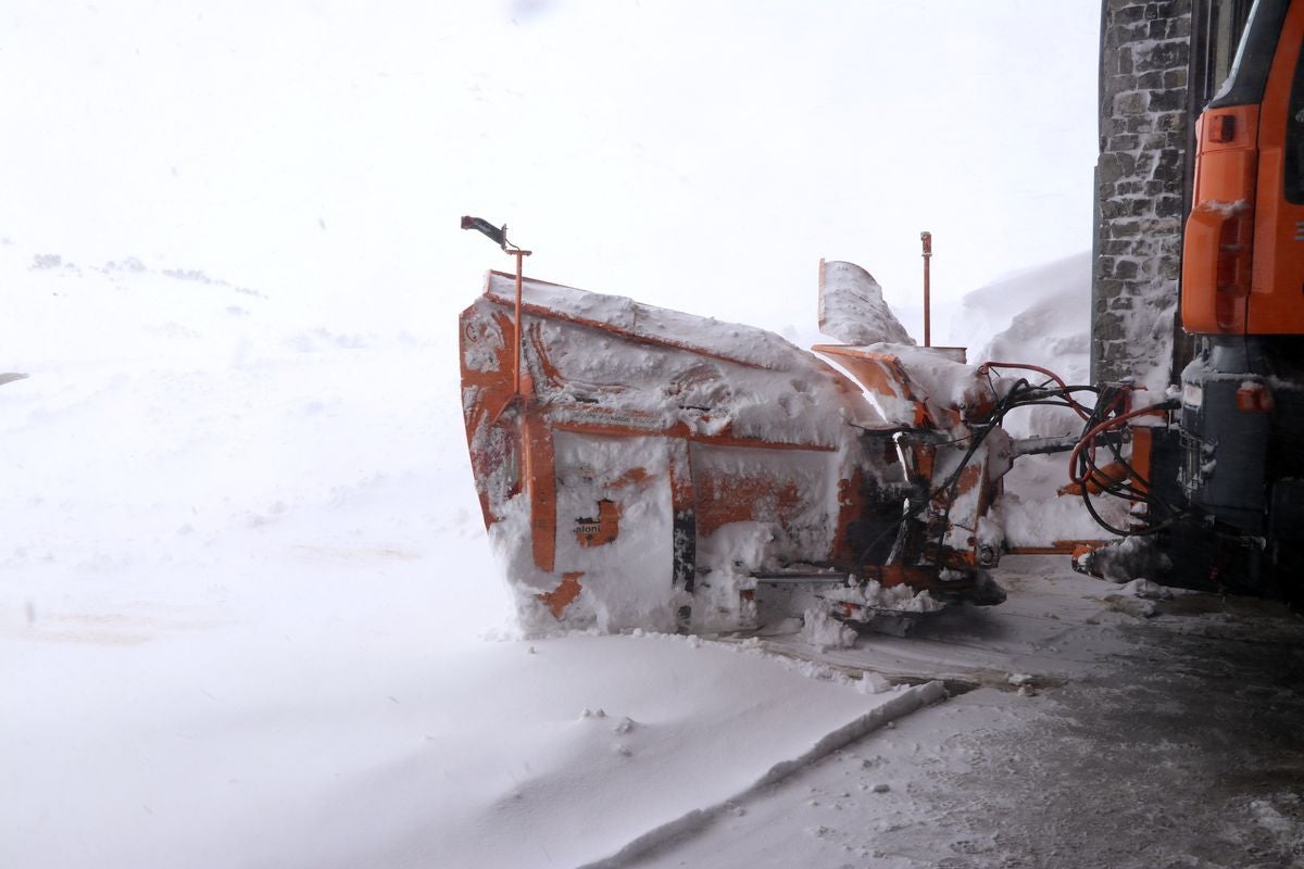 Con la caída de las primeras nevadas ya empiezan los preparativos para una nueva temporada de nieve en la estación de San Isidro