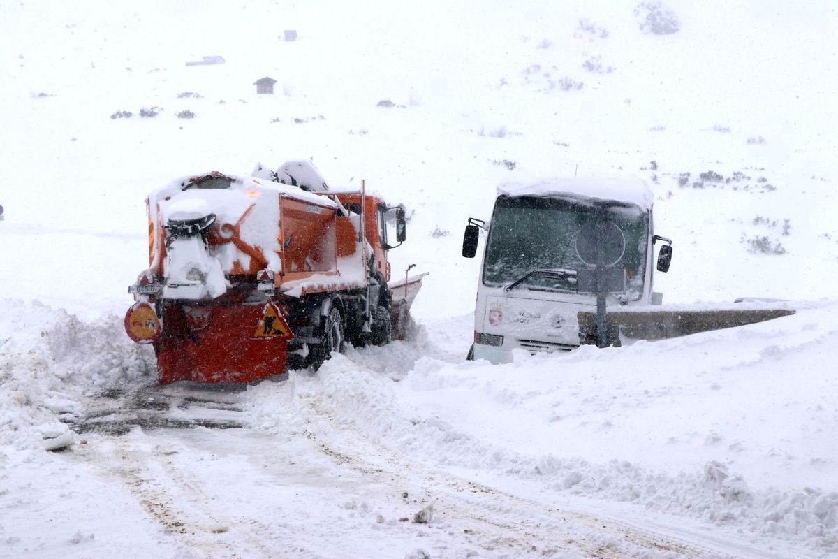 Con la caída de las primeras nevadas ya empiezan los preparativos para una nueva temporada de nieve en la estación de San Isidro