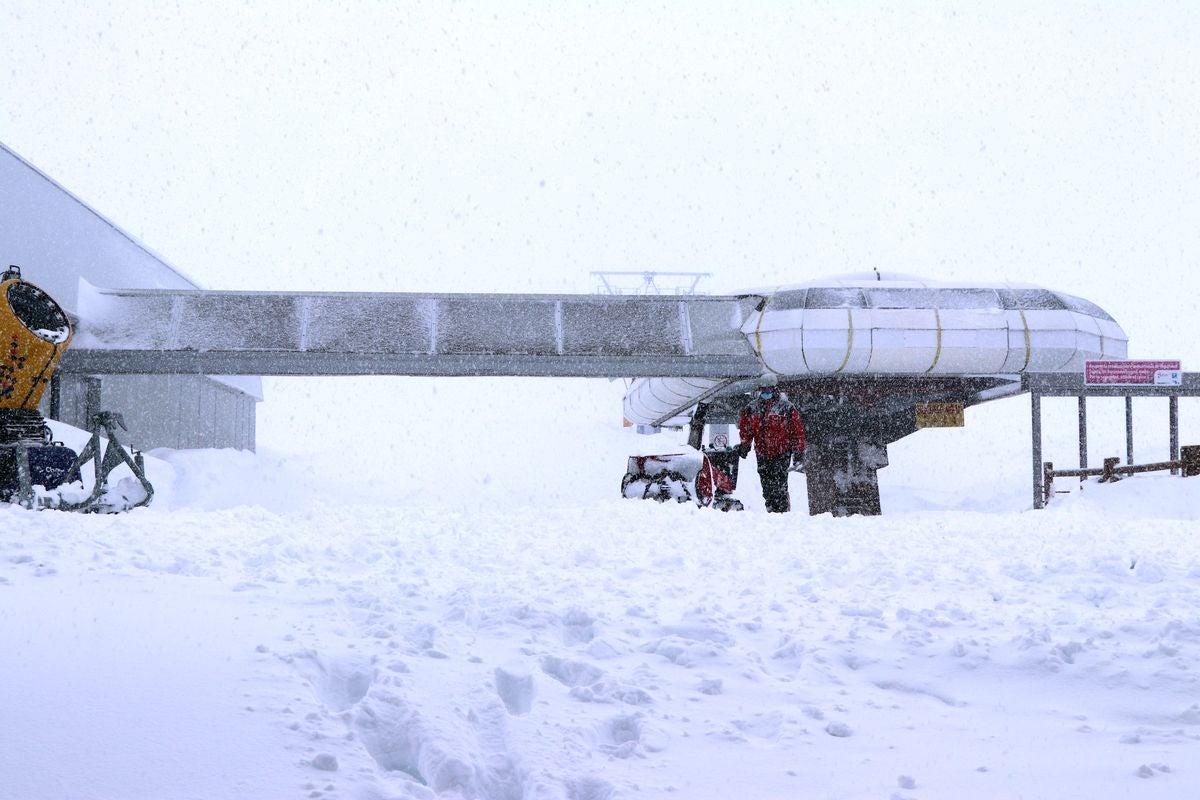 Con la caída de las primeras nevadas ya empiezan los preparativos para una nueva temporada de nieve en la estación de San Isidro