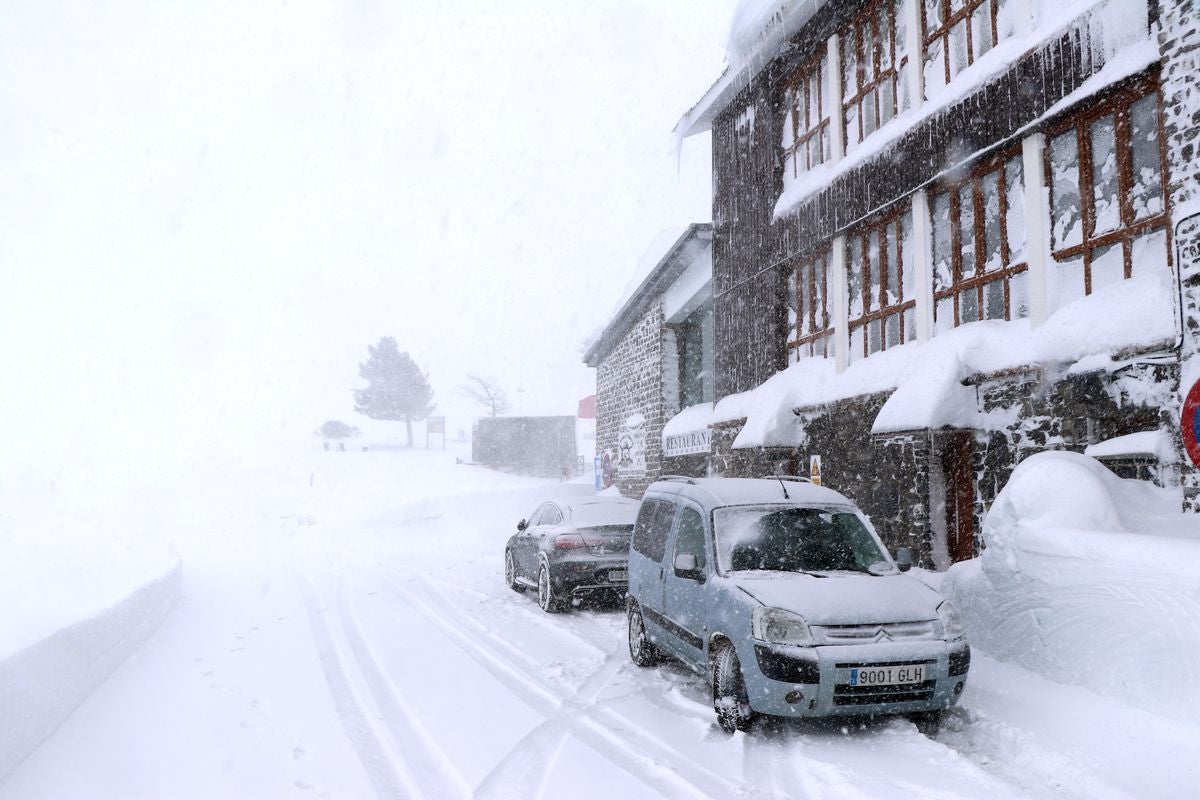 Con la caída de las primeras nevadas ya empiezan los preparativos para una nueva temporada de nieve en la estación de San Isidro