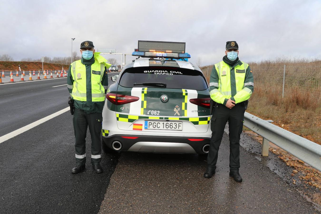 Ángel y Diego Fernández en una de las prácticas que realiza la Guardia Civil de Tráfico en la AP-66.