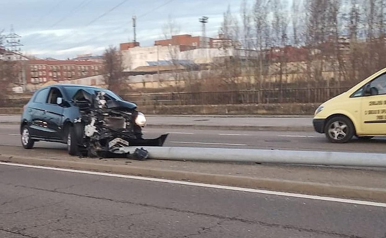 Un conductor se empotra contra una farola en la Avenida Sáenz de Miera |  