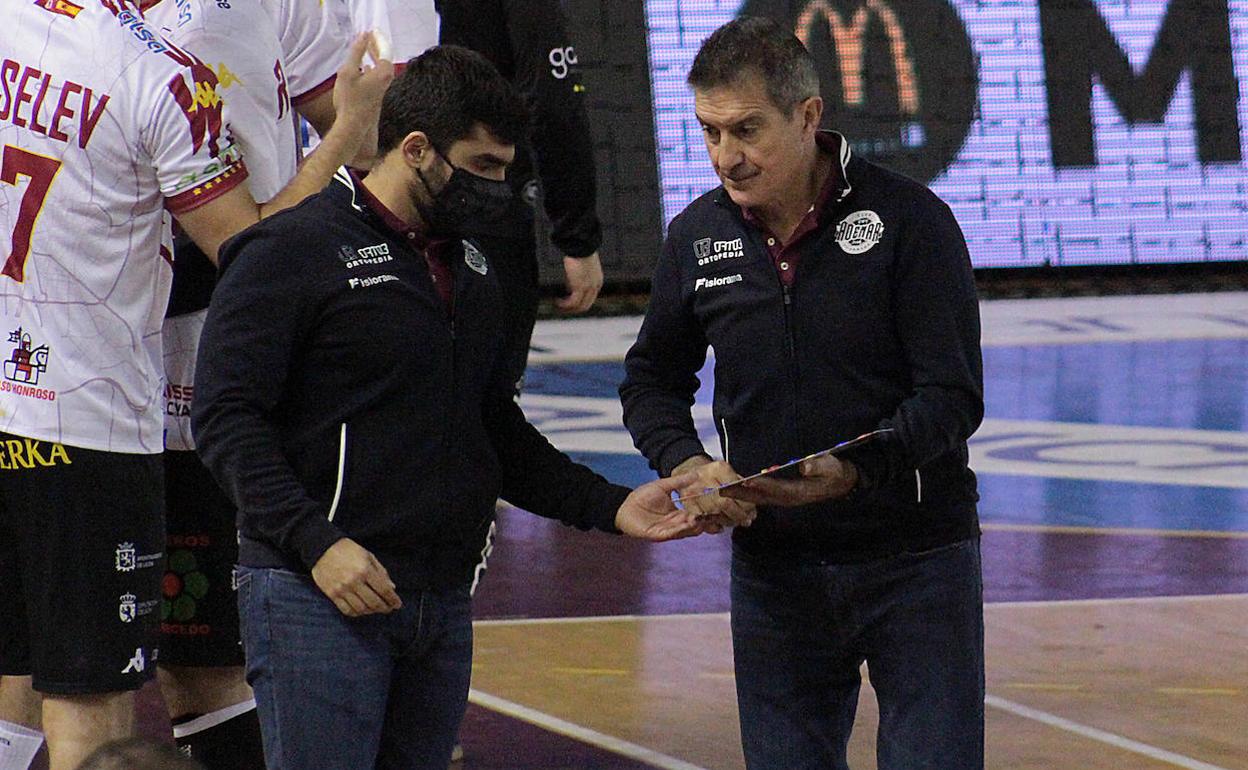 Manolo Cadenas, junto a Luis Puertas, su segundo entrenador.