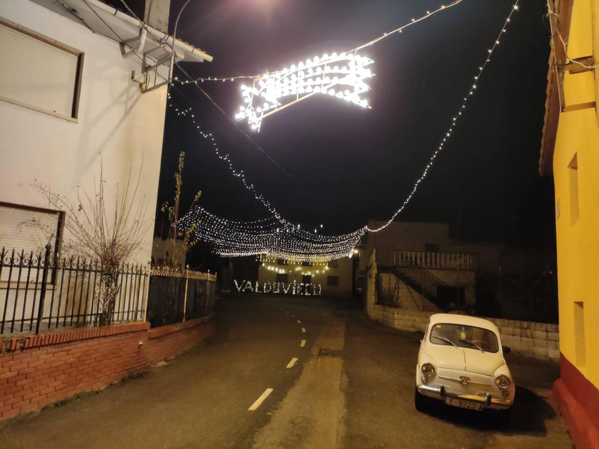 Iluminación navideña en el pueblo de Valduvieco.