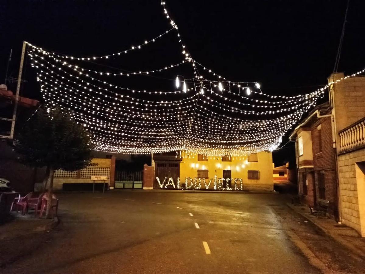 Iluminación navideña en el pueblo de Valduvieco.