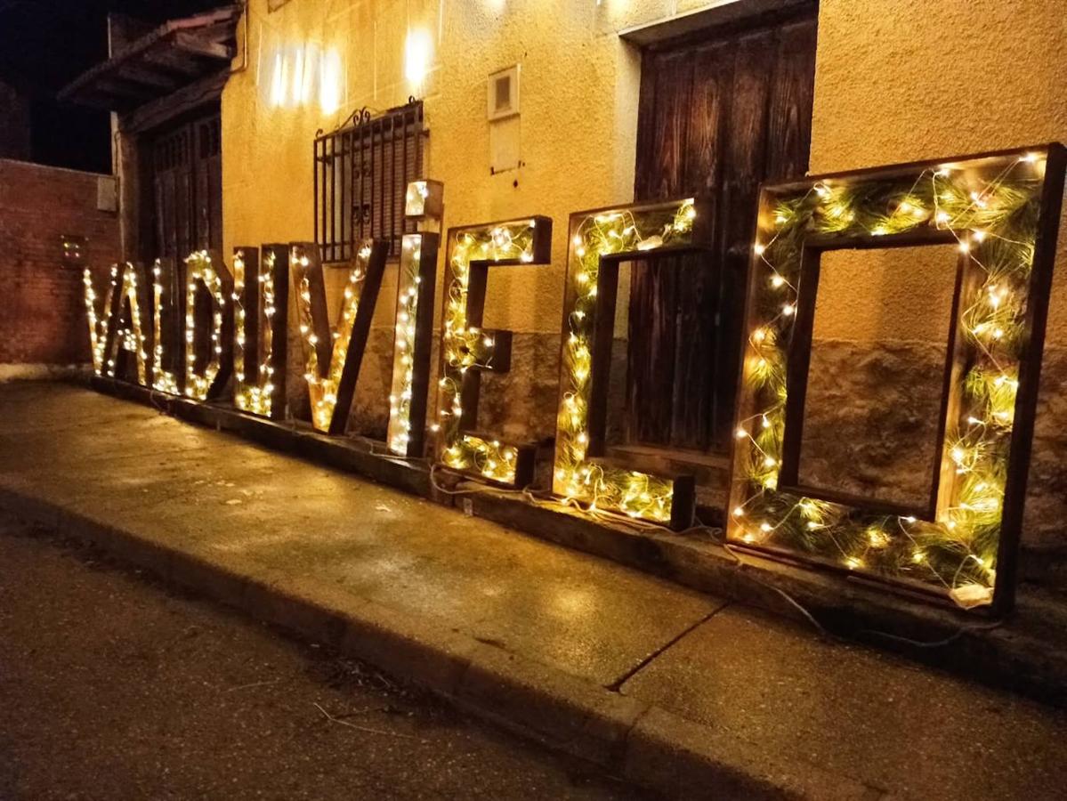 Iluminación navideña en el pueblo de Valduvieco.