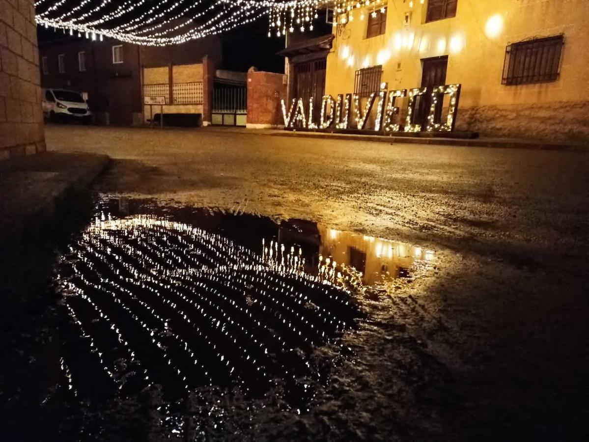 Iluminación navideña en el pueblo de Valduvieco.