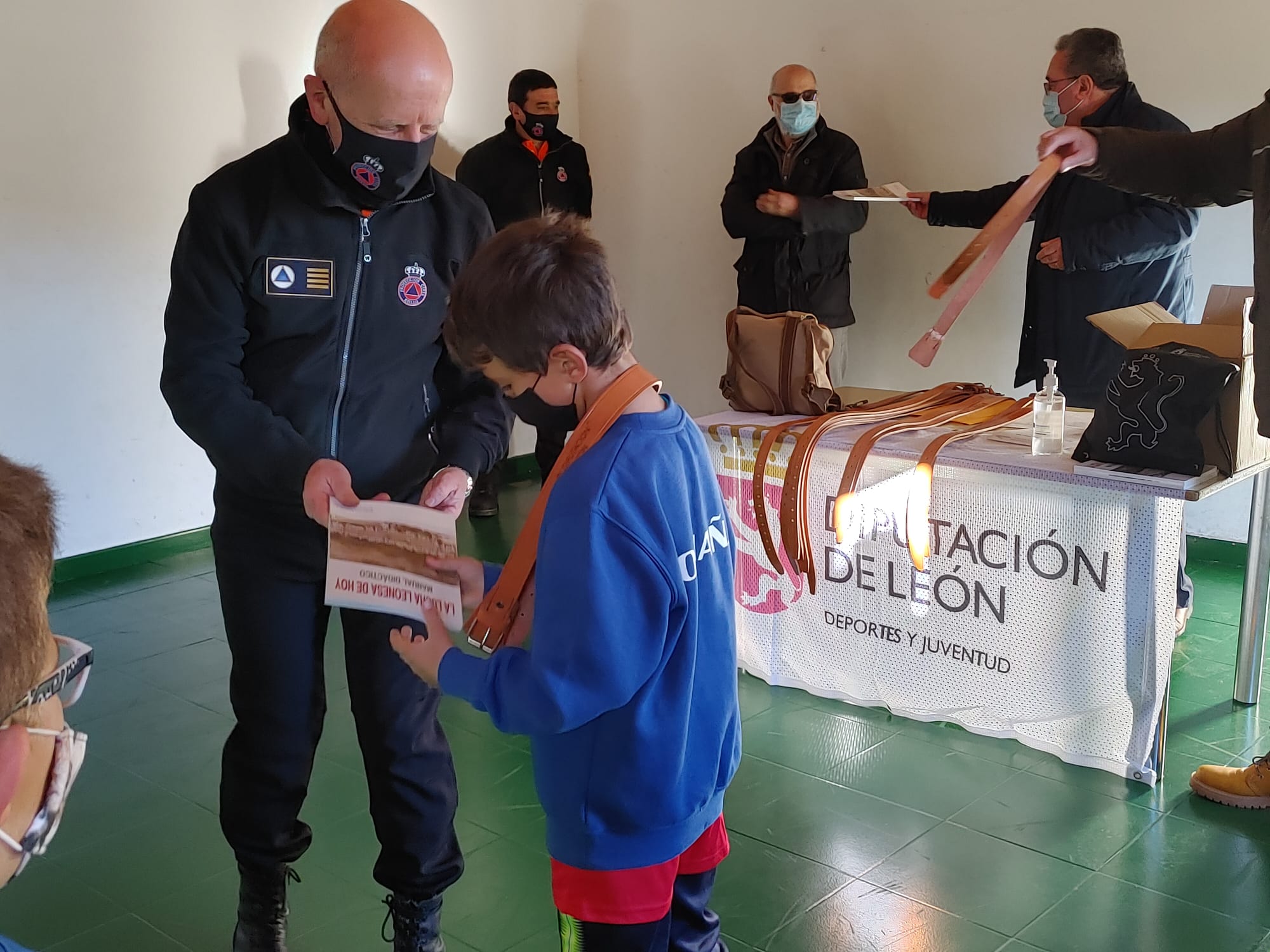 Fotos: Acto homenaje a los niños de la lucha leonesa en Riello