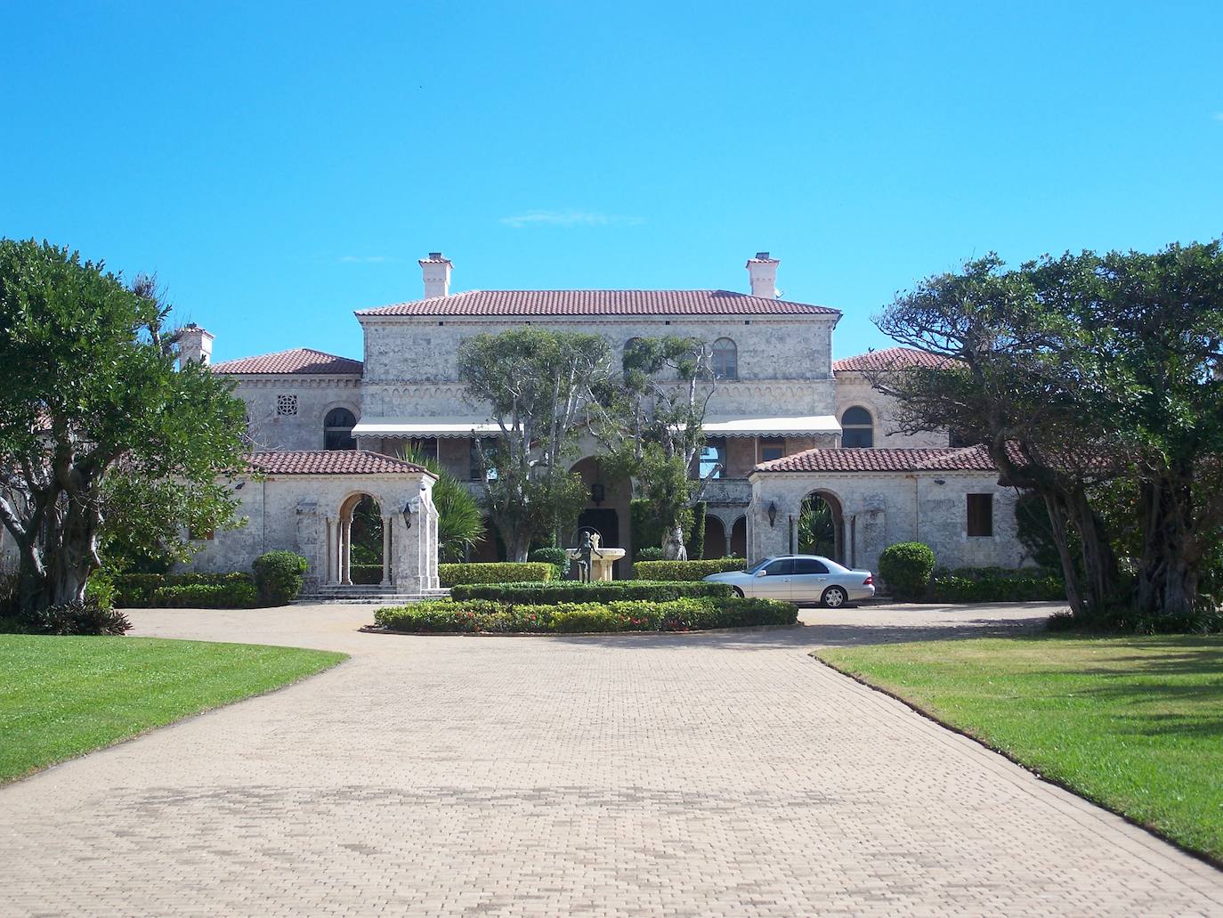 Manalapan Residence, Florida (EE UU) | Esta mansión, que se alza frente al océano Atlántico, ocupa un terreno de 2,5 hectáreas. En su interior, la vivienda cuenta con 14 habitaciones, 24 cuartos de baño, 18 plazas de garaje, una suite, sala de cine, casino privado, un bar con acuario y un tanque de tiburones, entre otras cosas. Su precio se estima en 135 millones de dólares.