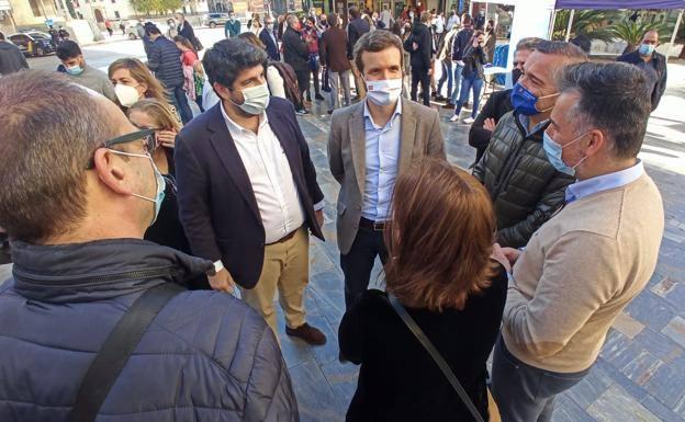 El líder del Ejecutivo regional, Fernando López Miras, y el presidente del Partido Popular, Pablo Casado, este sábado, en Murcia 