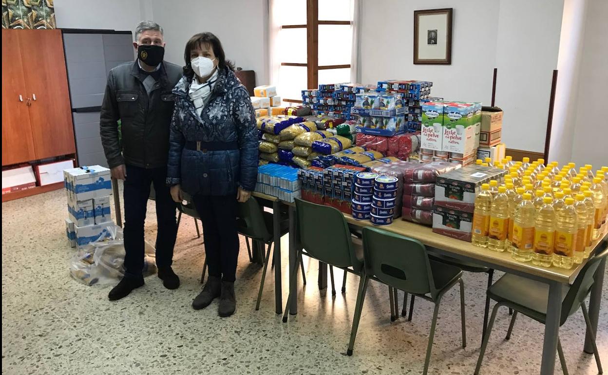 Entrega de los alimentos a la parroquia del Mercado.