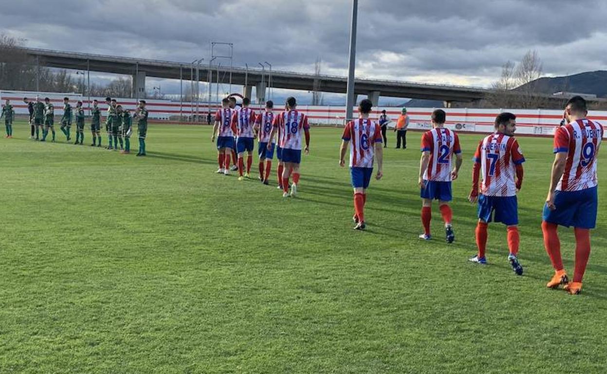 Salida de ambos equipos al campo.