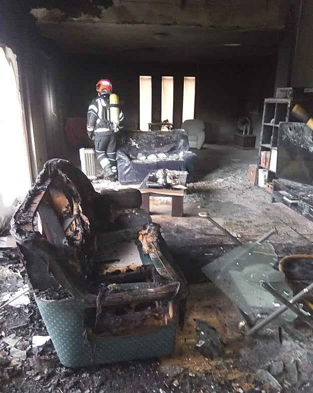 Imagen del salón tras el incendio. 
