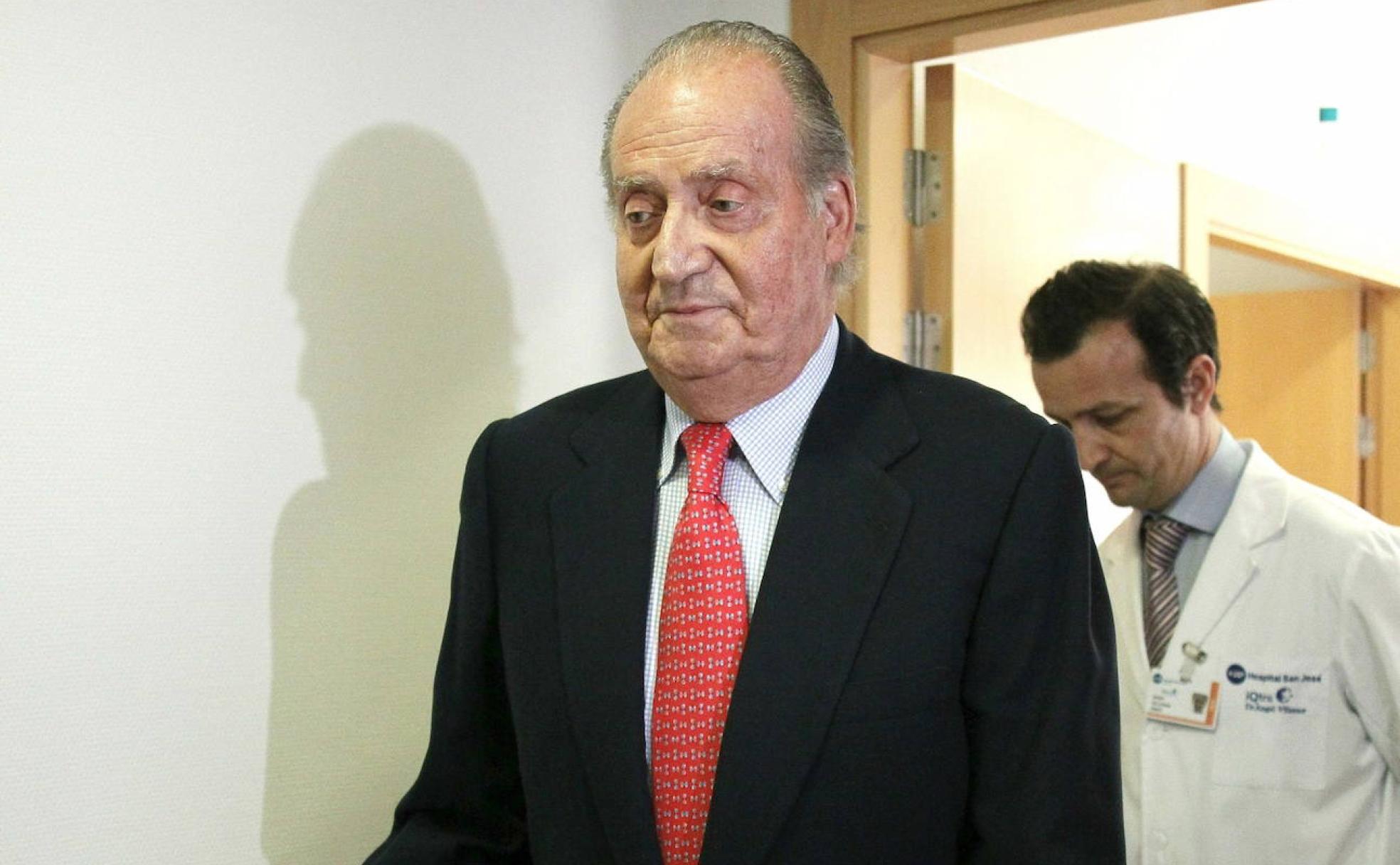 Don Juan Carlos, a su salida de la habitación del hospital madrileño en el que fue atendido tras fracturarse la cadera en Bostbuana, en 2012.