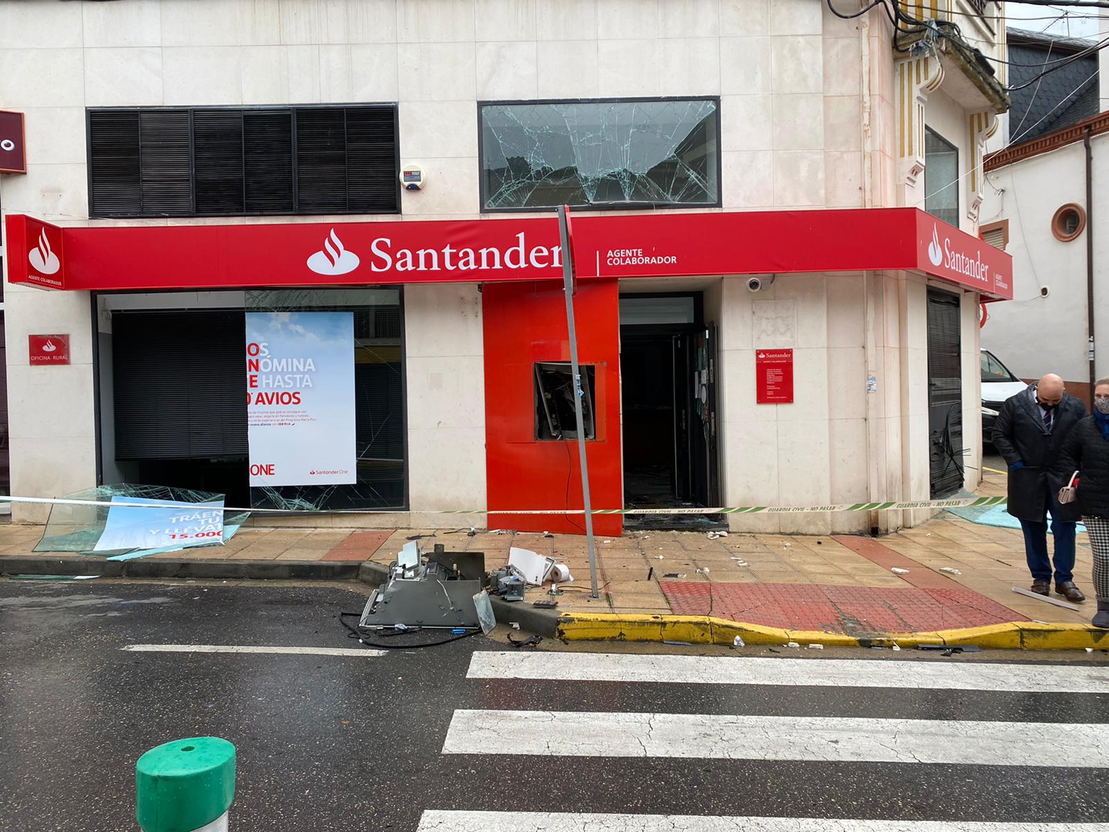 Asaltan de madrugada y con explosivos una oficina del Banco Santander en Toral de los Vados. 