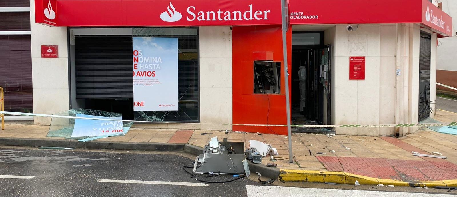 Asaltan de madrugada y con explosivos una oficina del Banco Santander en Toral de los Vados. 