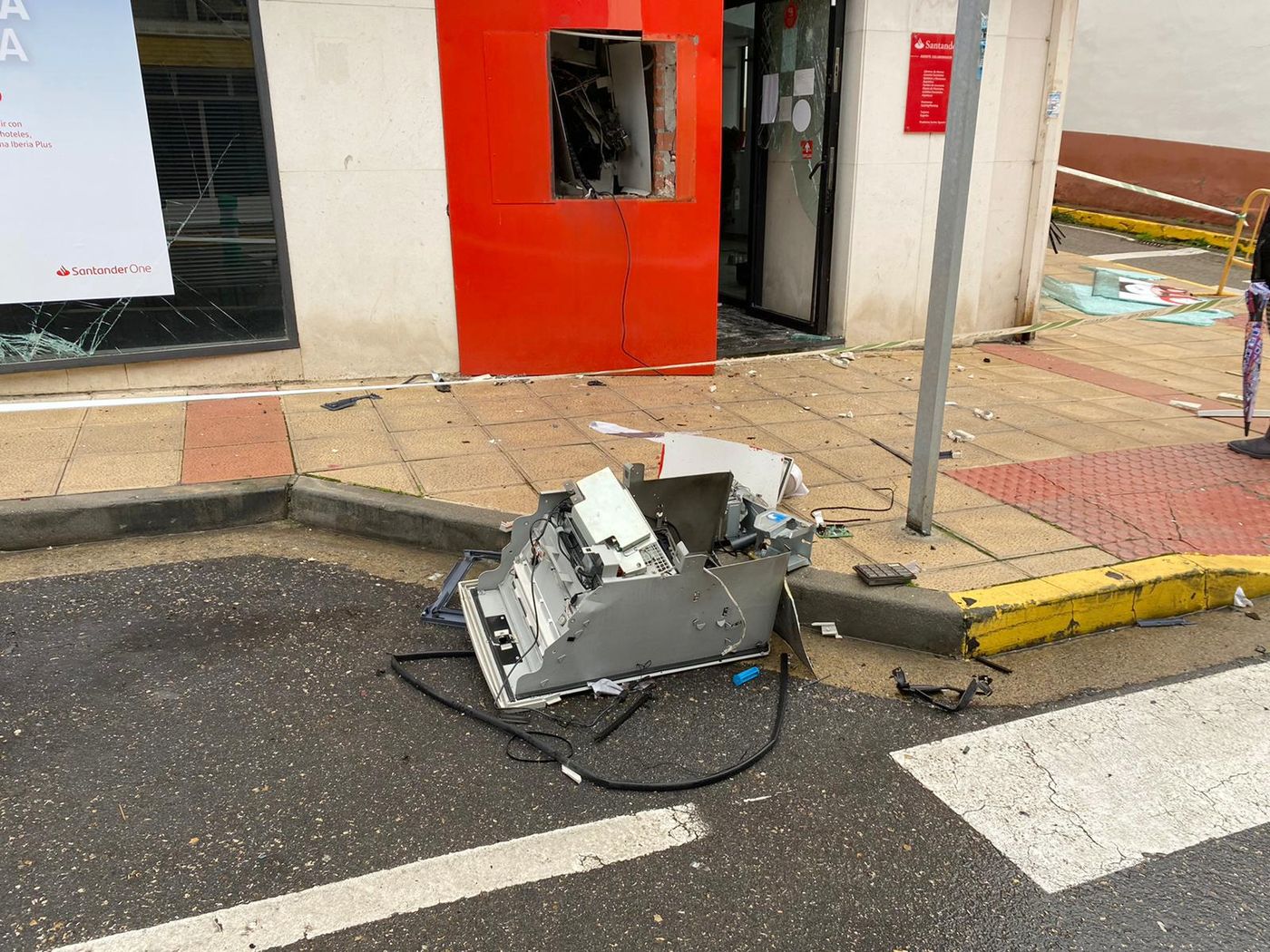 Asaltan de madrugada y con explosivos una oficina del Banco Santander en Toral de los Vados. 