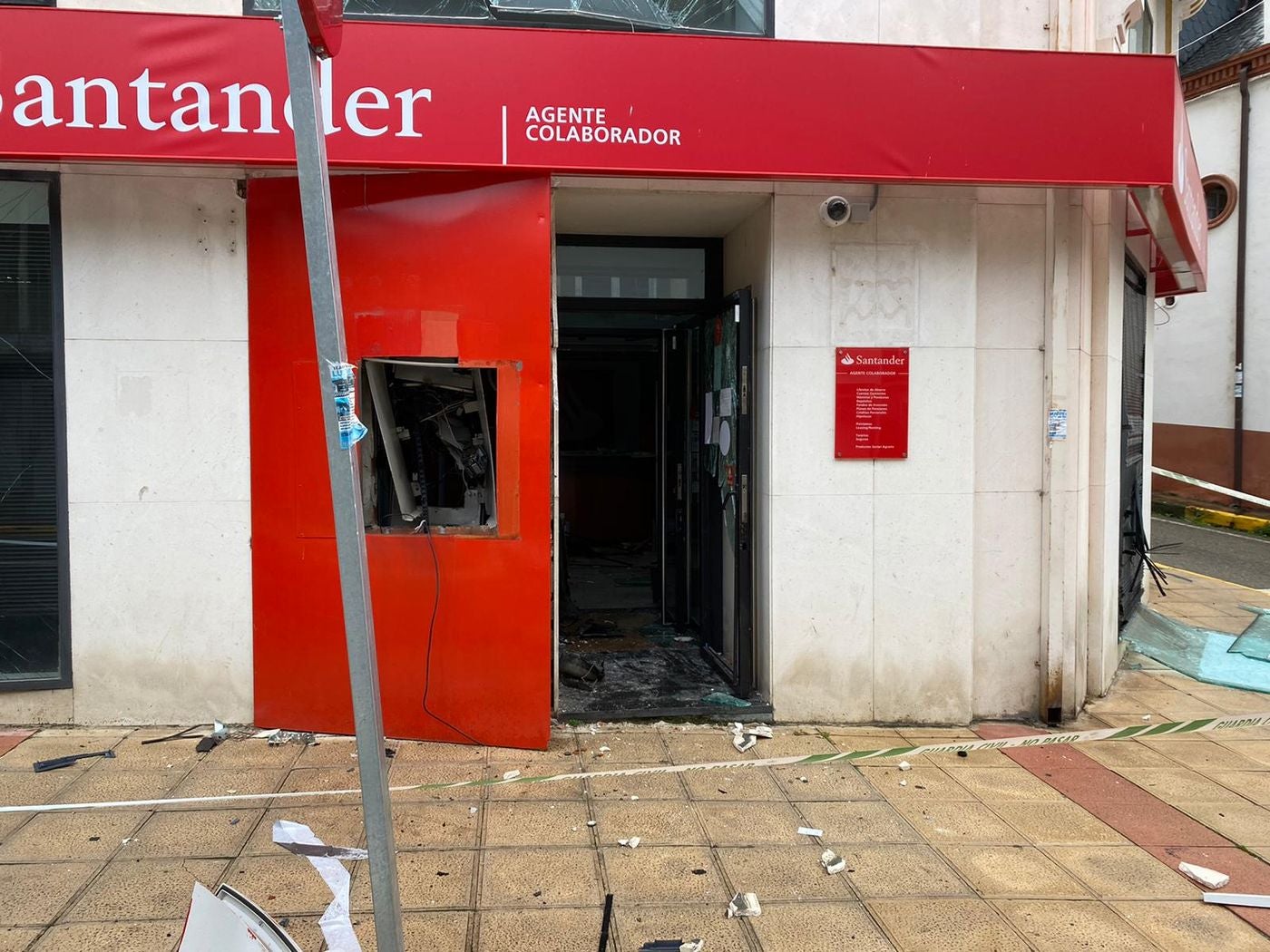 Asaltan de madrugada y con explosivos una oficina del Banco Santander en Toral de los Vados. 