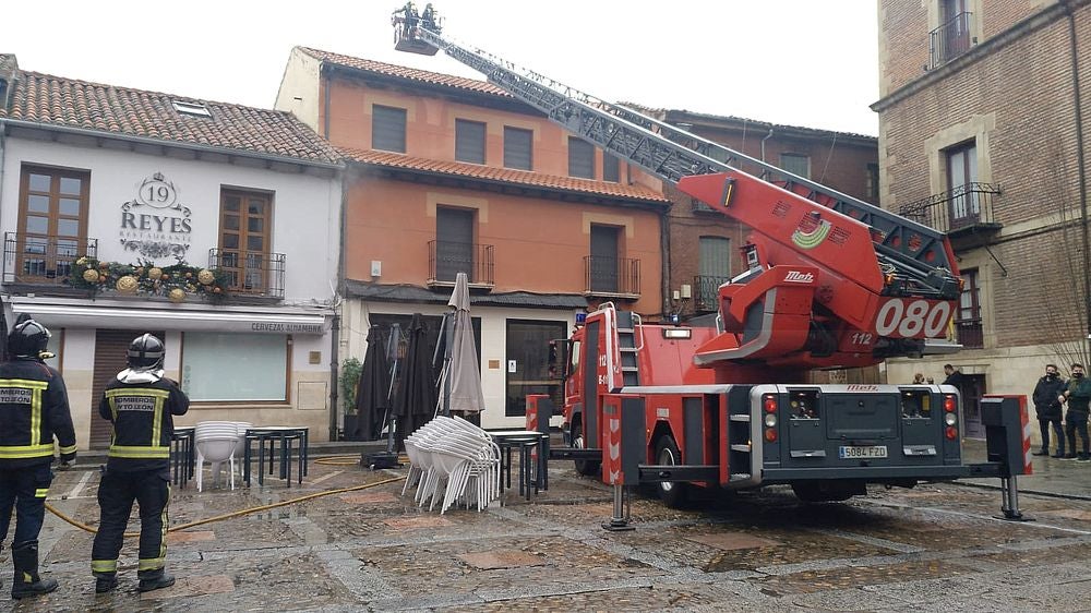 Los Bomberos de León intervienen en el incendio de una freidora en un restaurante de León tras arder una freidora. 