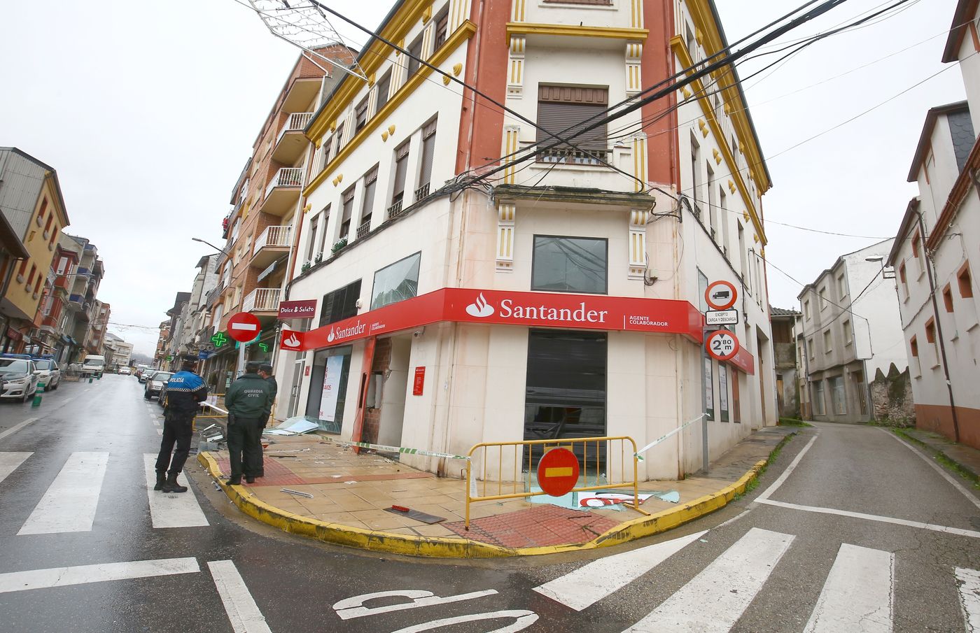 Asaltan de madrugada y con explosivos una oficina del Banco Santander en Toral de los Vados. 