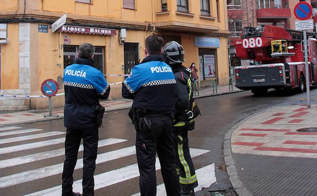 Los bomberos y la policía se tuvieron que desplazar a la zona.