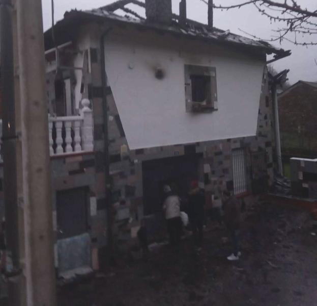 Vivienda en la que se declaró el incendio, durante los primeros instantes.