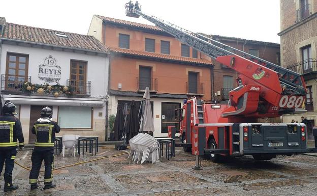 Los bomberos intervienen en el incendio de una freidora en un restaurante de León