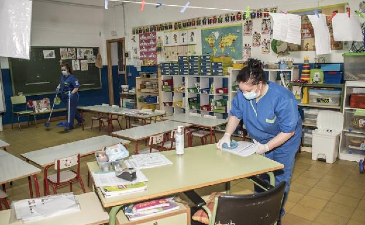 Limpieza de un colegio en una ciudad española.