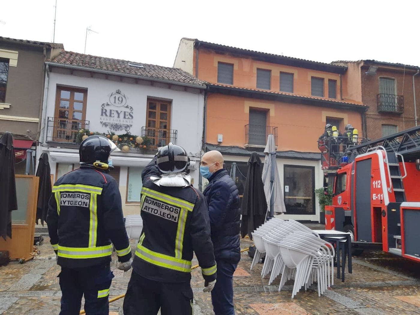 Los Bomberos de León intervienen en el incendio de una freidora en un restaurante de León tras arder una freidora. 