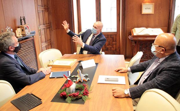 Reunión entre el delegado del Gobierno, el alcalde de León y el subdelegado en el Ayuntamiento.