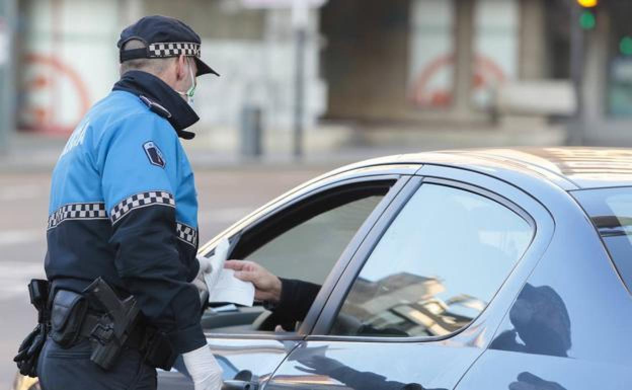 Un policía local controla un vehículo en la capital. 