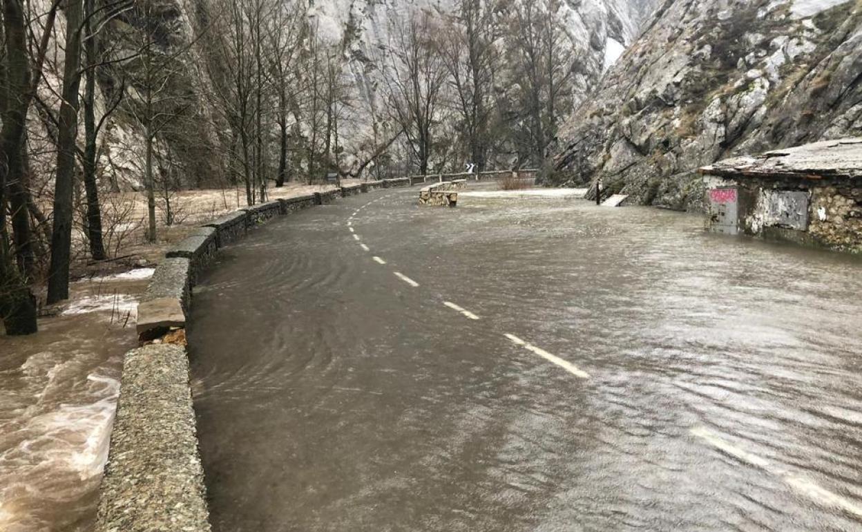 Desbordamiento del río Torío en las Hoces de Vegacervera.