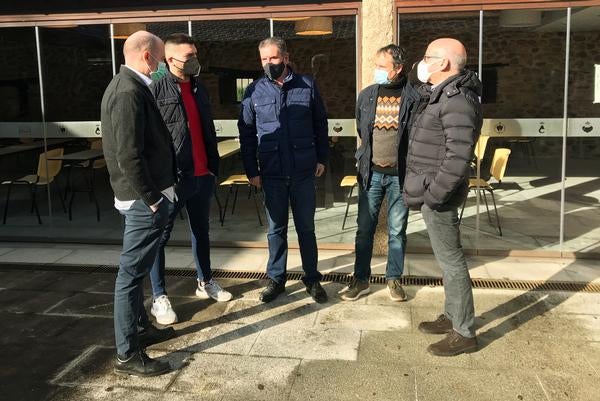 El presidente del Consejo Regulador de la DO Manzana Reineta del Bierzo, Agustín González; el presidente de IGP Botillo del Bierzo, Óscar Ramos; el presidente de la IGP Pimiento Asado del Bierzo, Pedro García; el director técnico de las Marcas de Calidad del Bierzo, Pablo Linares; y el presidente de las Marcas de Garantía Pera Conferencia del Bierzo, Castaña del Bierzo y Cereza del Bierzo, José Ángel Bodelón, durante su comparecencia de esta mañana en Carracedelo.