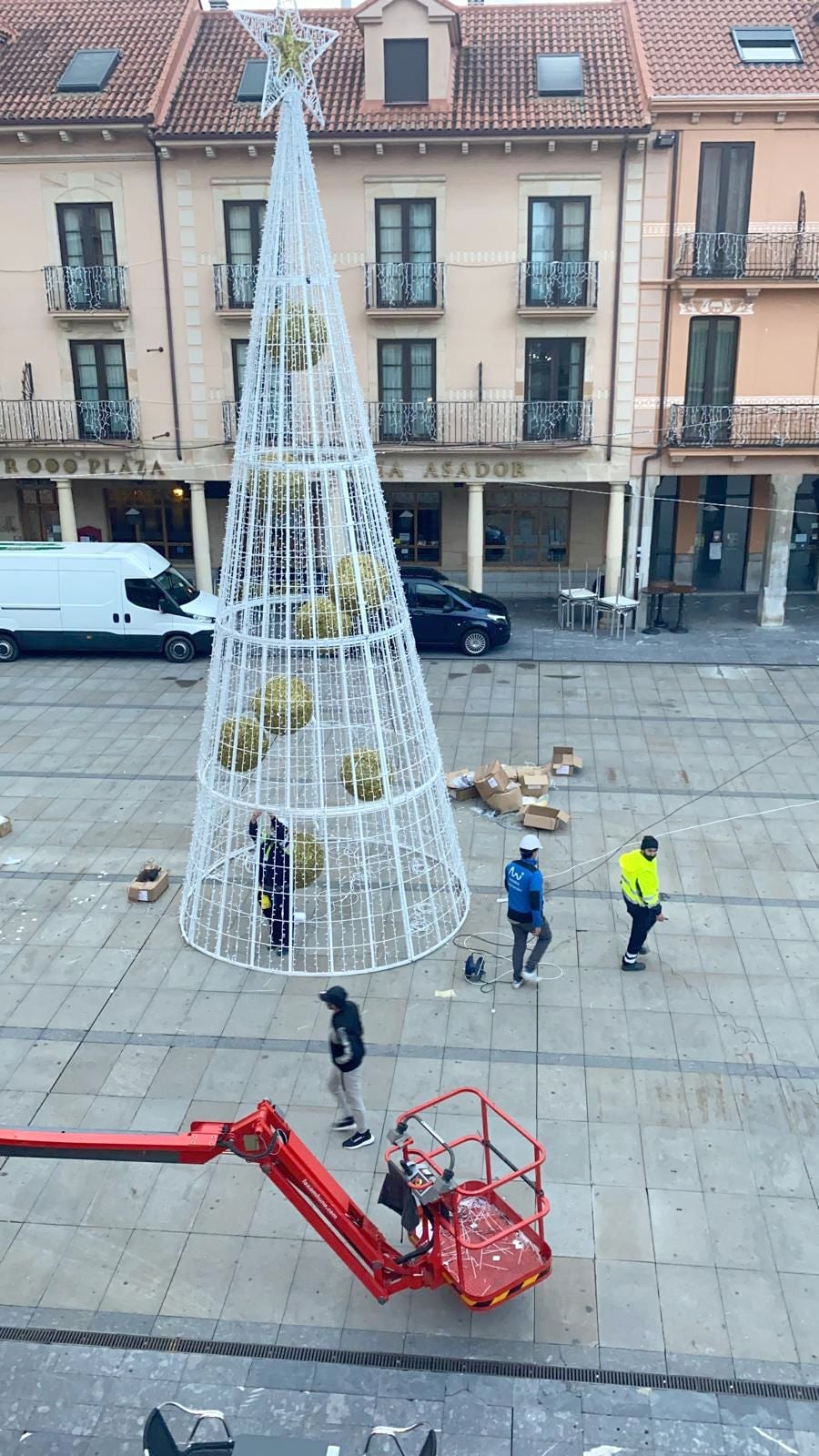 La plaza Mayor de Astorga recibe las primeras luces de Ferrero Rocher. 