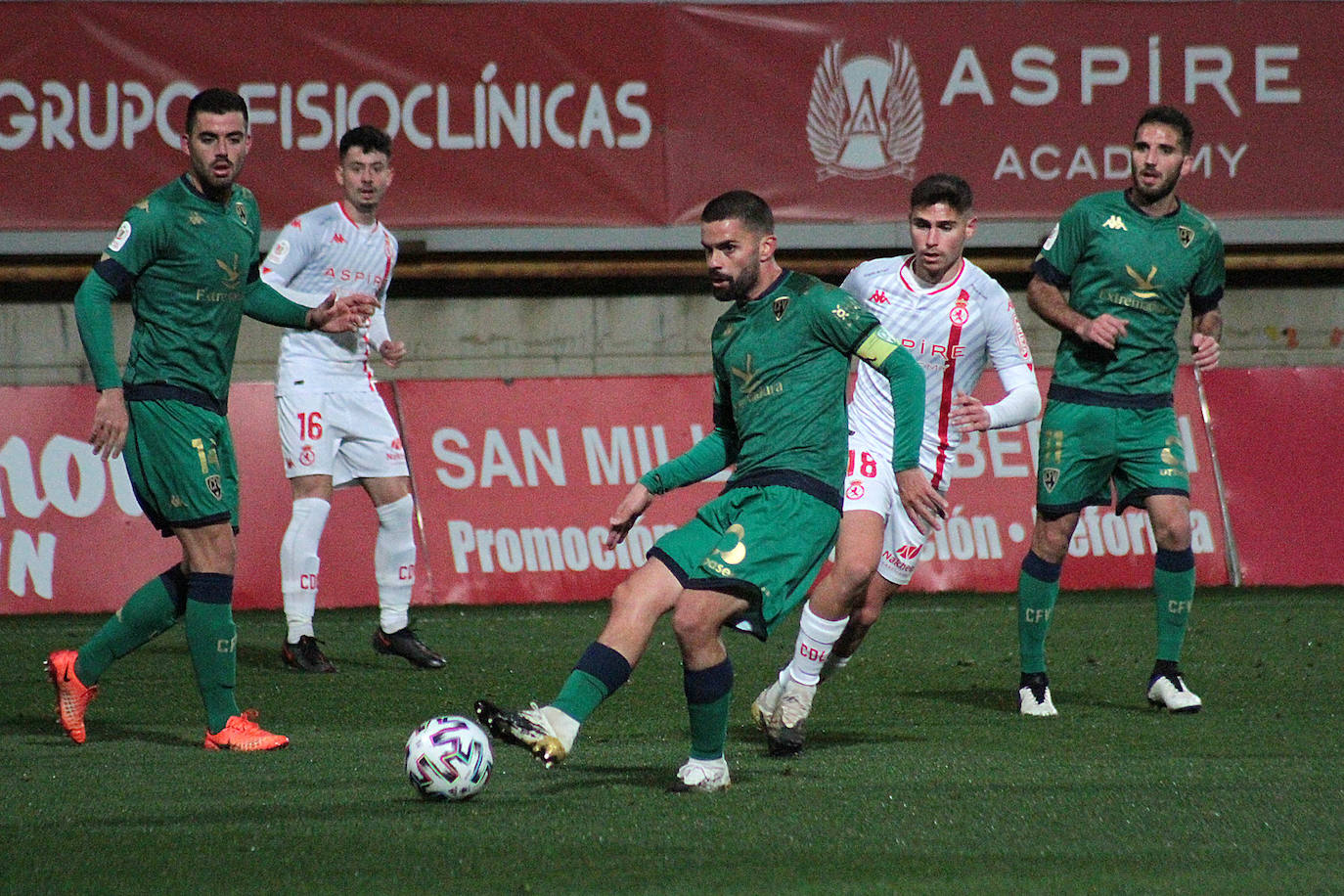 La Cultural y el Villanovense debutaron en el torneo del KO en el Reino de León.