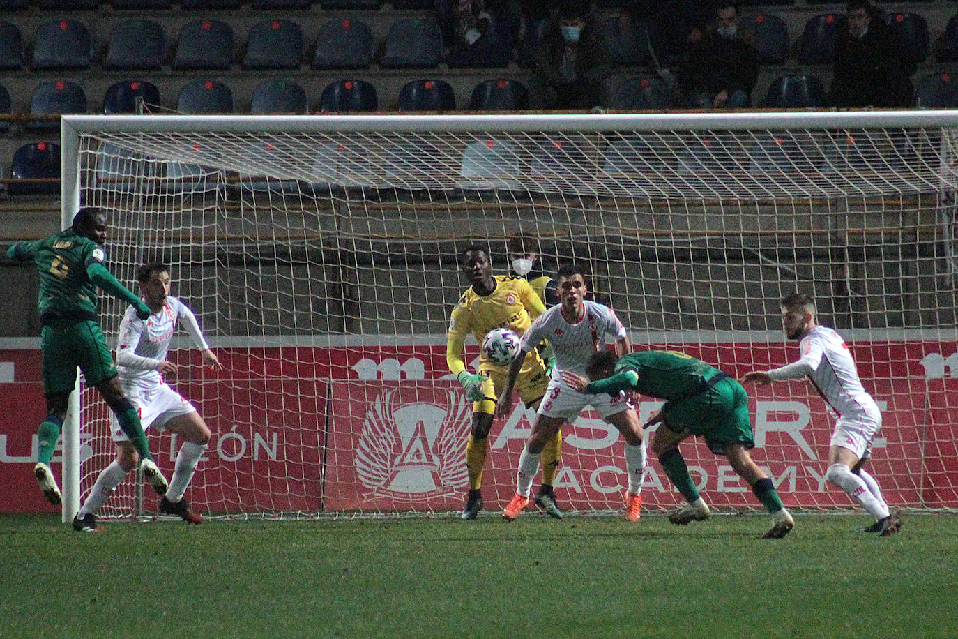 La Cultural y el Villanovense debutaron en el torneo del KO en el Reino de León.