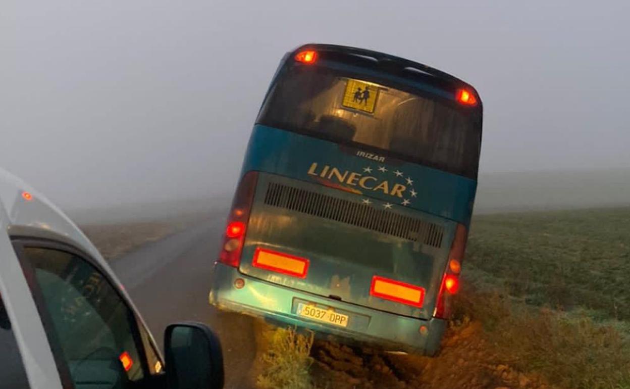 Vista del autobús escolar tras la salida de vía. 