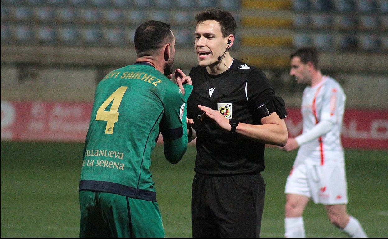 Un jugador del Villanovense se queja la árbitro.