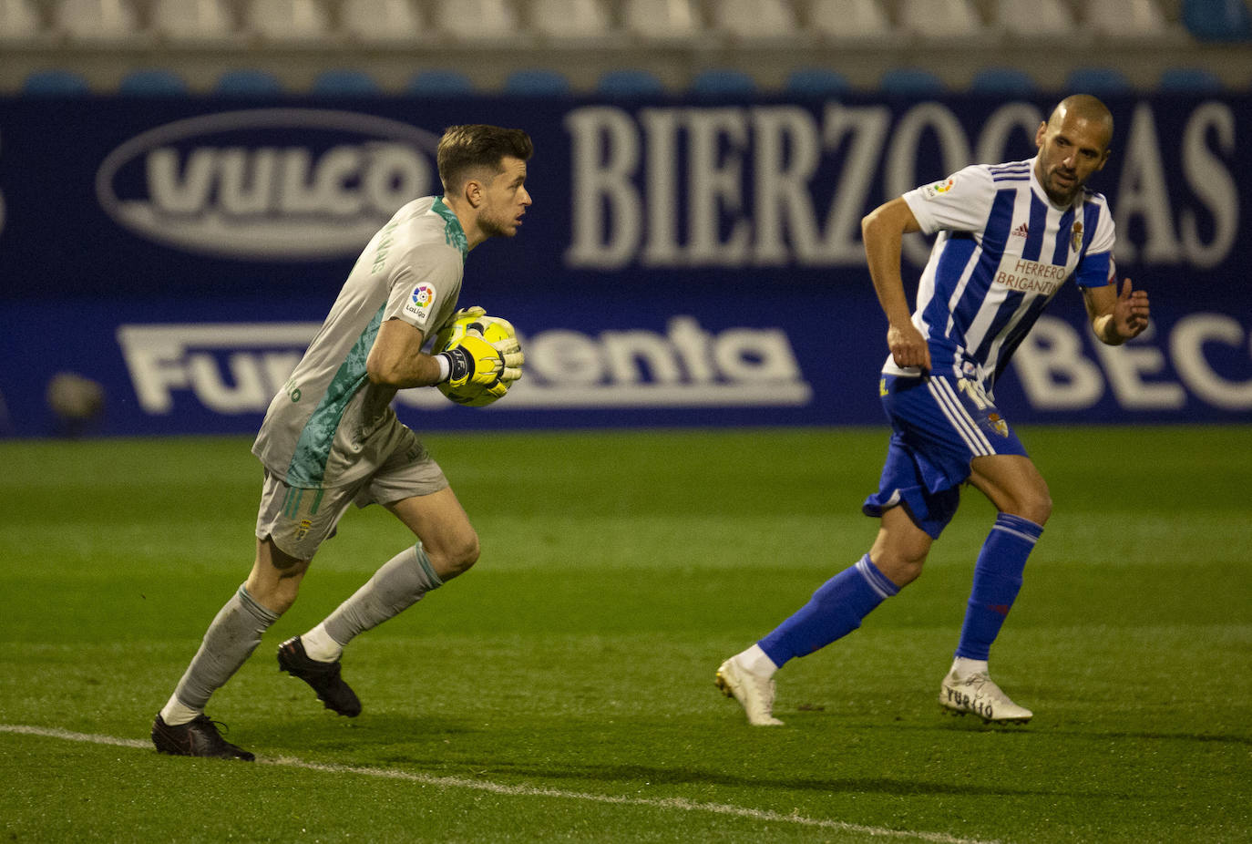 Ambos conjuntos se enfrentaron en el partido que abría la jornada en Segunda División.