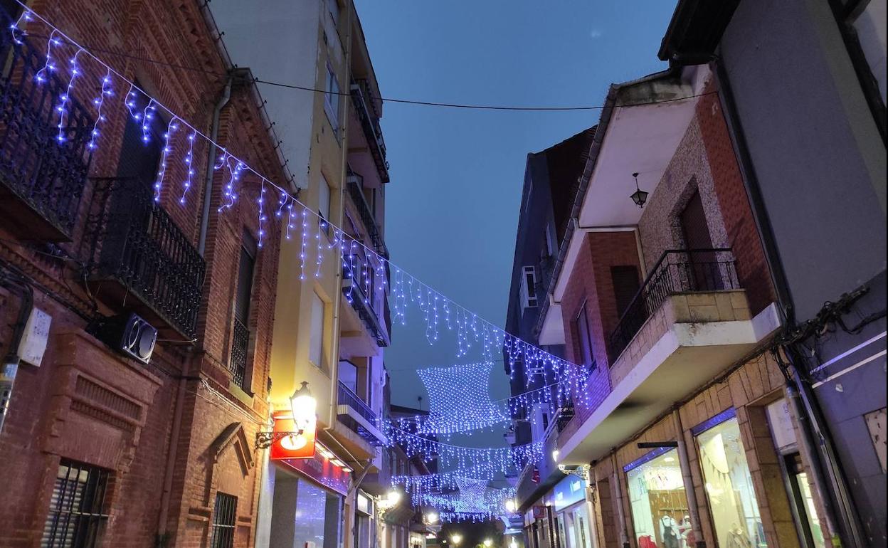 Las luces navideñas iluminan las calles de la localidad. 