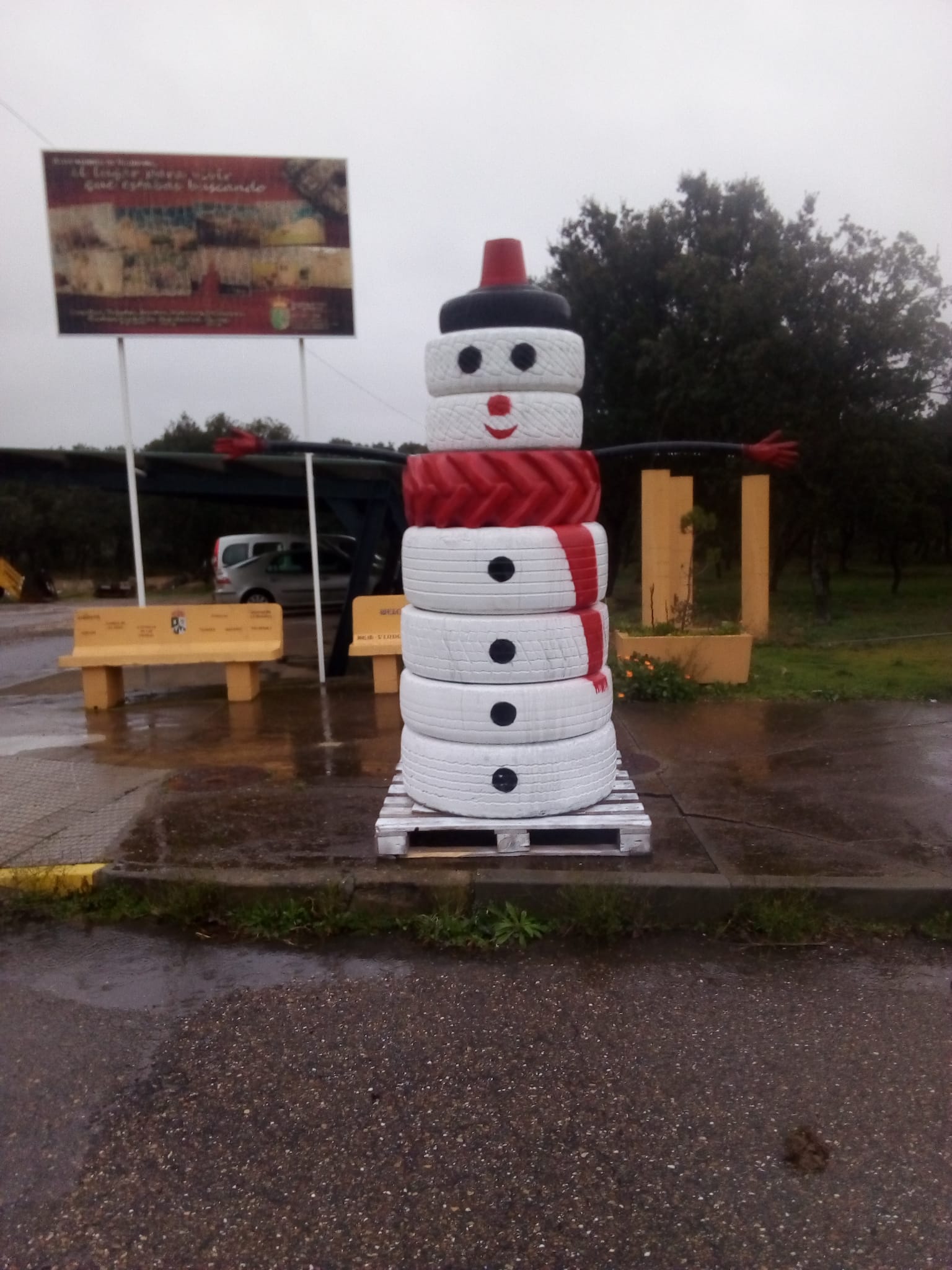 Los vecinos de la zona en colaboración con el Ayuntamiento han realizado hasta diez muñecos navideños decorativos a través de las más de 50 ruedas recogidas en el municipio en las últimas semanas.