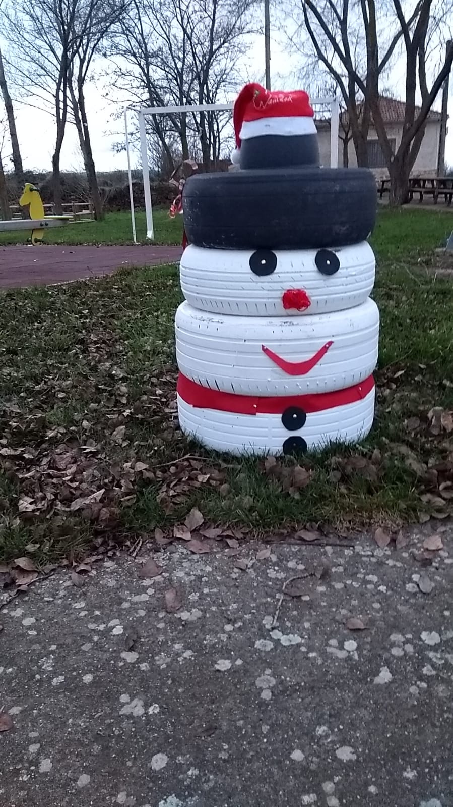 Los vecinos de la zona en colaboración con el Ayuntamiento han realizado hasta diez muñecos navideños decorativos a través de las más de 50 ruedas recogidas en el municipio en las últimas semanas.