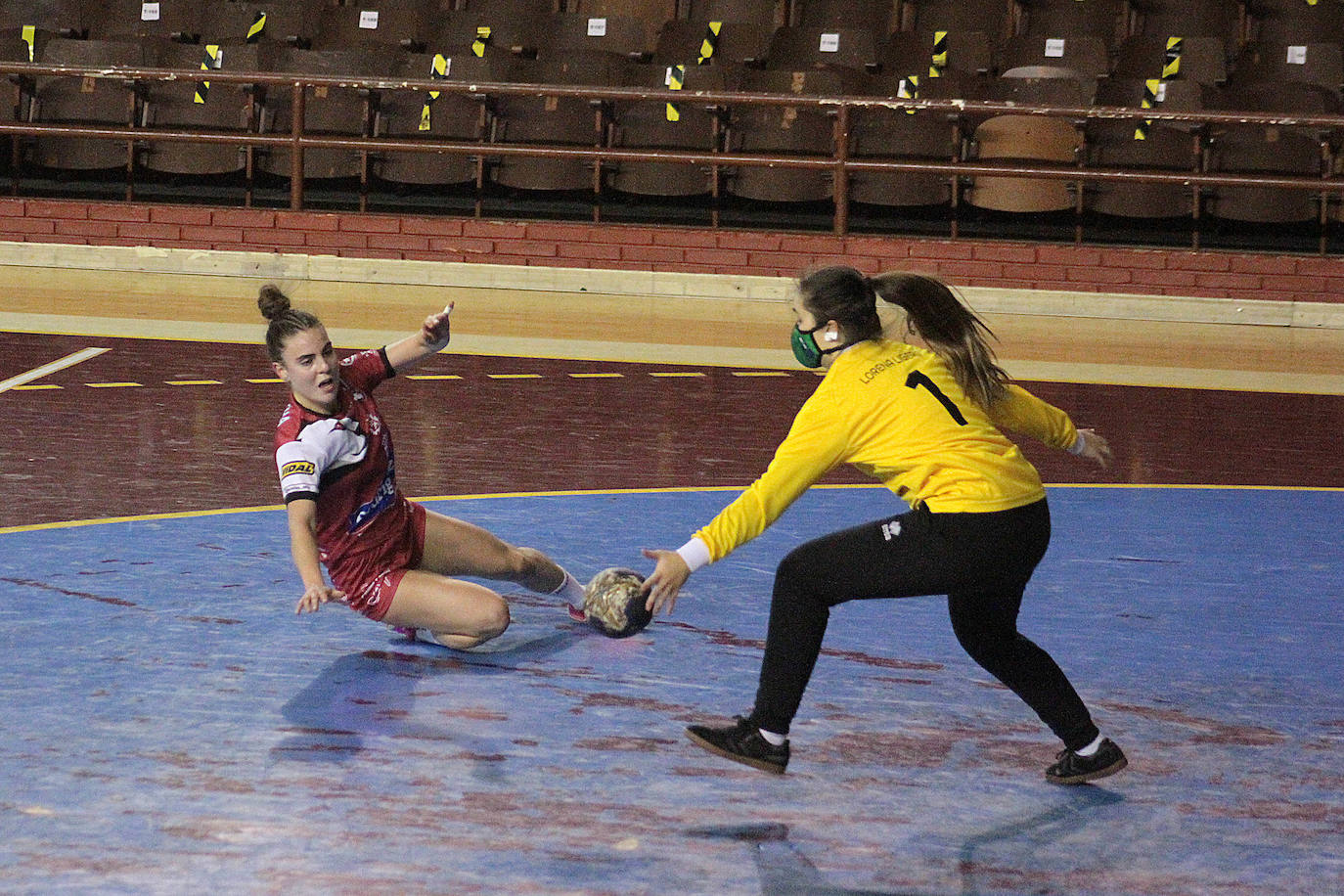 Las leonesas se midieron a las gallegas en un partido marcado por la anécdota de la mascarilla.