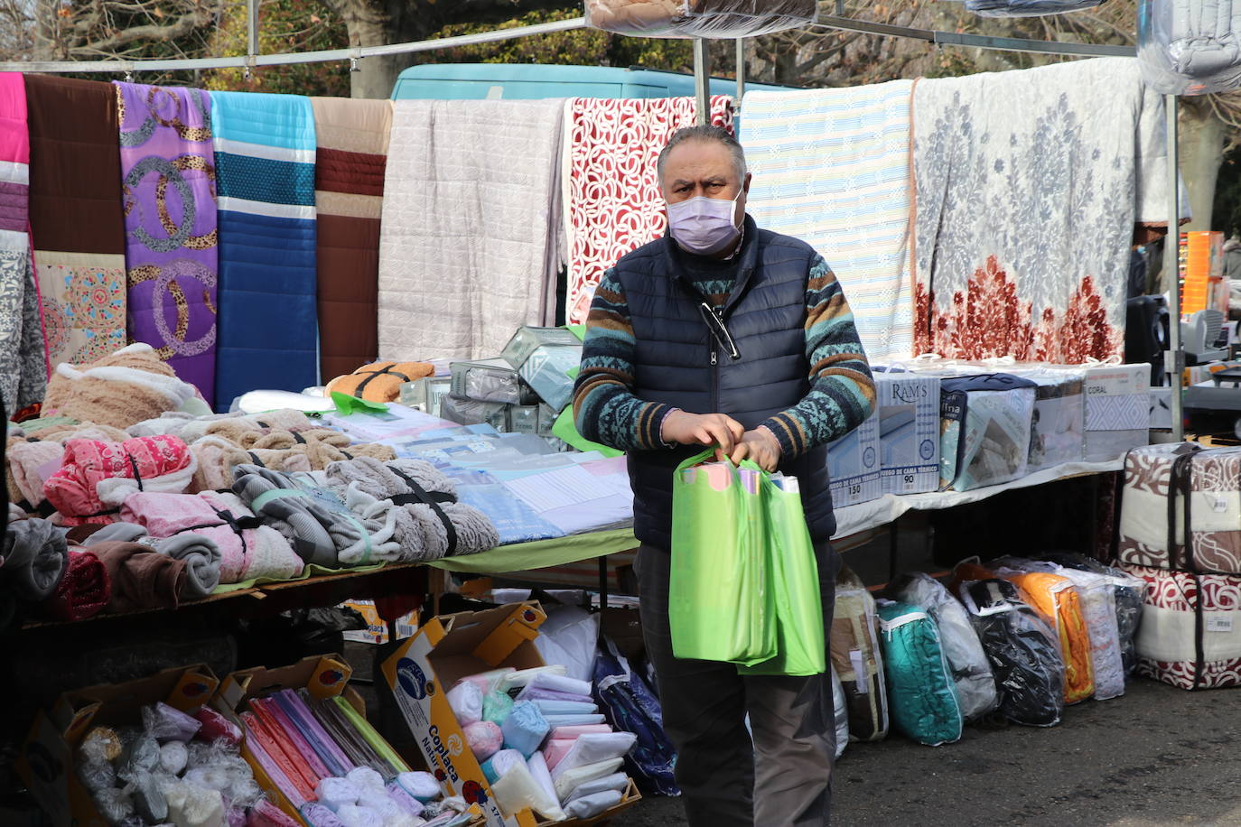 Los puestos de los vendedores ambulantes han podido regresar a la calle para ejercer su trabajo.