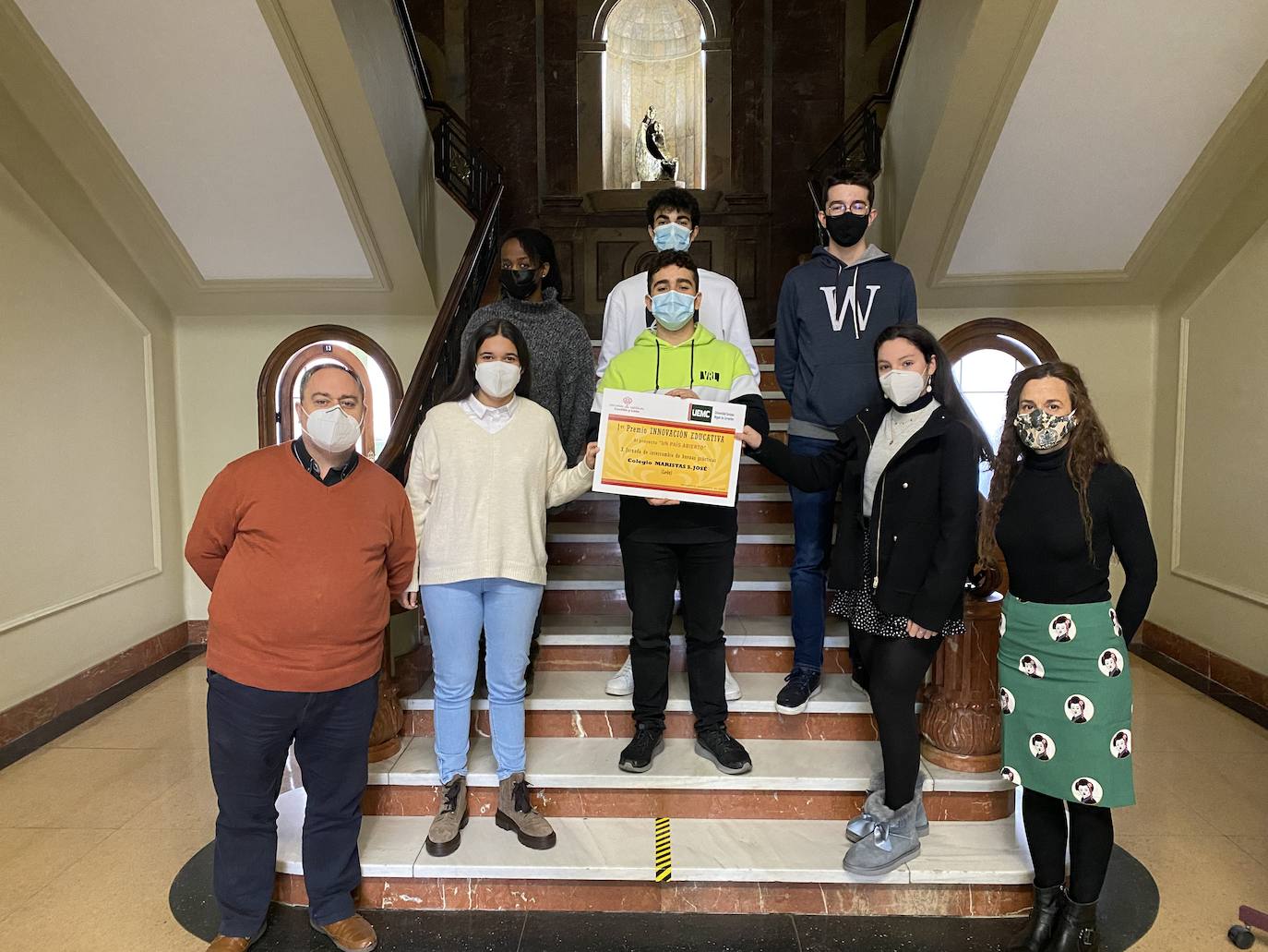 Foto de familia con el premio recibido. 