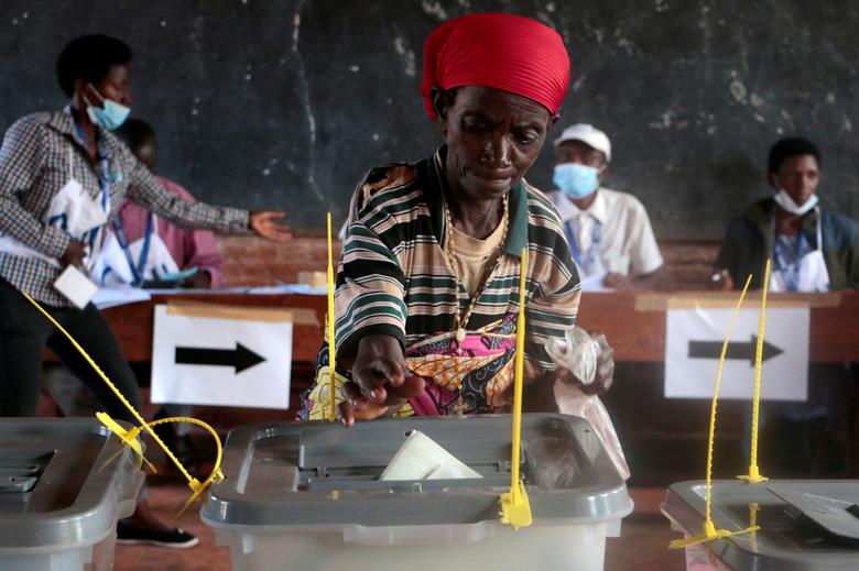 Burund |. Una mujer deposita su voto en un colegio electoral durante las elecciones presidenciales, legislativas y de consejos comunales, bajo la creciente violencia política y la creciente amenaza del coronavirus en Ngozi, Burundi