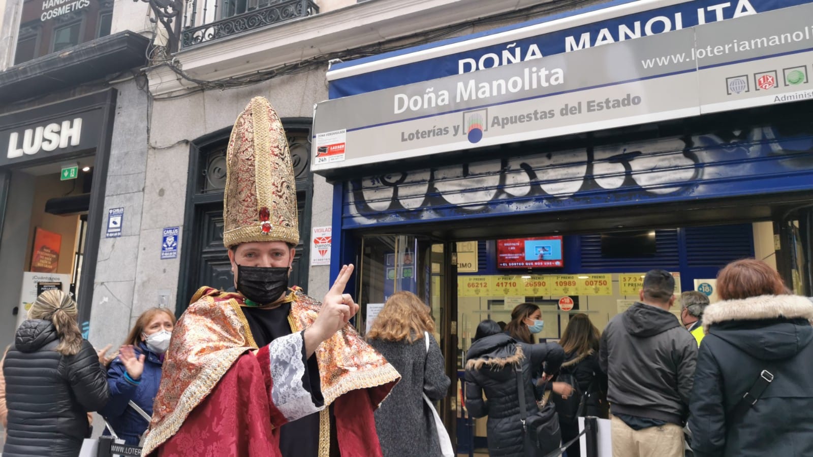 El famoso leonés acude y revoluciona la cola de Doña Manolita en la víspera del sorteo.