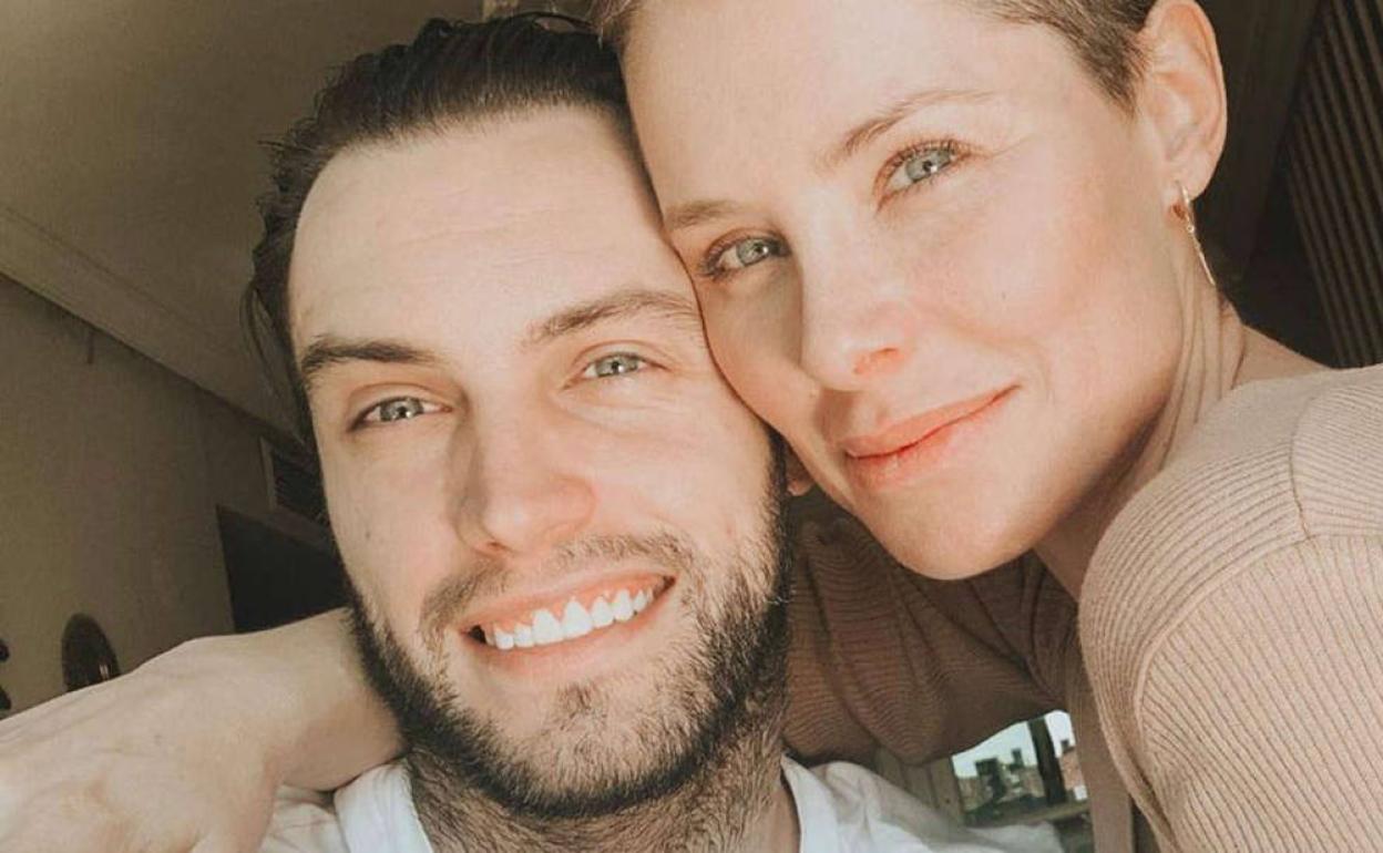 Soraya Arnelas con su pareja modelo Miguel Herrera. 