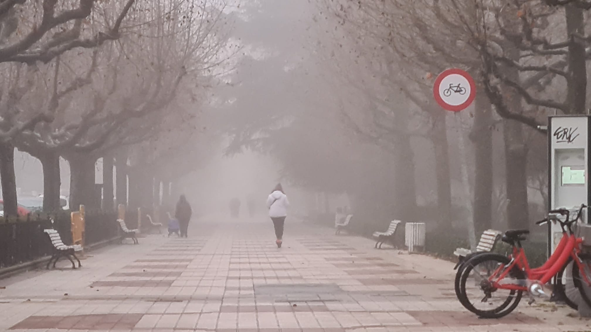 La ciudada amenece bajo un espeso manto de niebla que reduce la visibilidad en varios puntos.